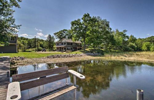 Lakefront Retreat with Dock and Game Room and Deck - Foto 39