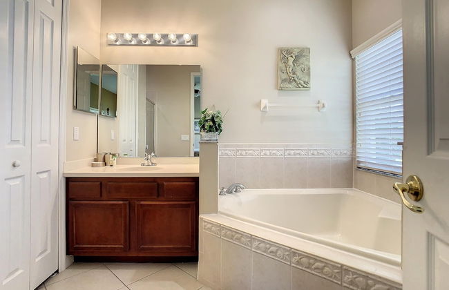 Fantastic 7 Bed 6 Bath in Prestigious Gated Comm - Foto 41