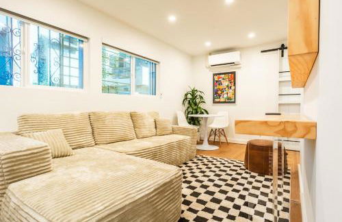 Simple La Jolla 2 bedroom - Alley Unit - Photo 1