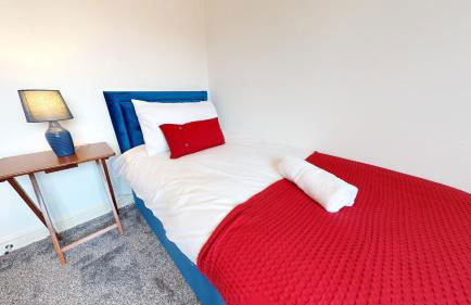 Rare find - new build 3 bedroom house near Cheshire Oaks - Photo 47