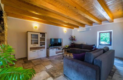 LUXURY VILLA ON SPACIOUS PRIVATE PROPERTY - Photo 19