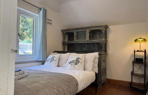 Caterham 3 Bed House, Free on street Parking - Photo 9