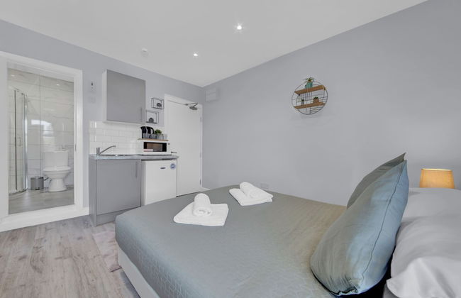 Captivating 1-bed Studio in West Drayton - Photo 5