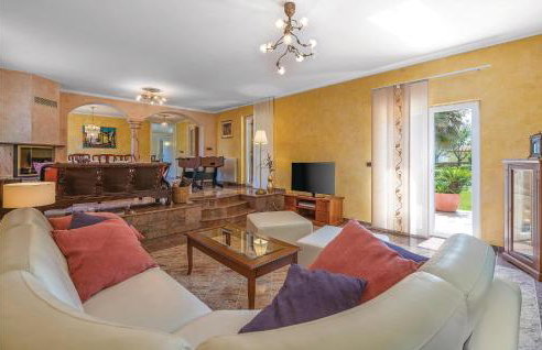 5 Bedroom Beautiful Home In Labin - Photo 35
