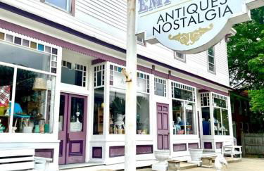 Spacious King Bed Suite at Antique Store - Foto 23