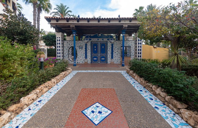 Comfortable Spacious Family House, Large Terrace and Garden, Beach and Bars - Foto 1