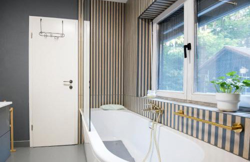 Forest Cabin Nest-Family Retreat for 7 with Sauna & Hot tub - Foto 10