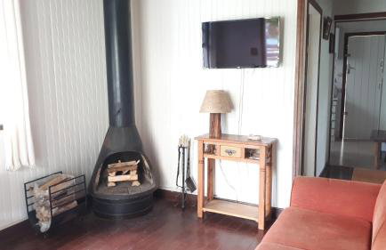 Chale de Madeira - Lareira e Fogueira---lindo gramado com mesa para café da manhã, churrasqueira e fogueira - Foto 19