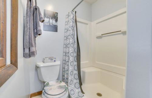 Cozy Houghton Lake Home with Fire Pit and Porch - Foto 12