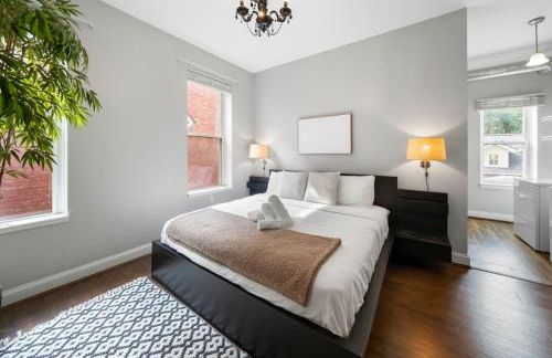 City Escape 2BR Steps to TQL near OTR and Downtown - Foto 26