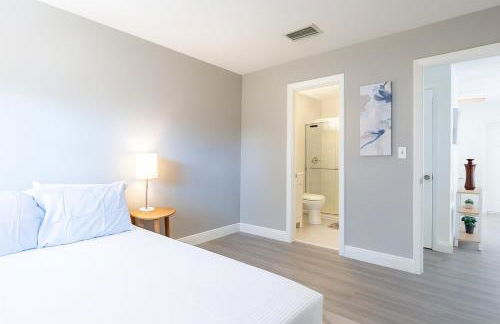 Modern 2BR Stay with Desk, Patio, BBQ, Free Parking - Foto 8