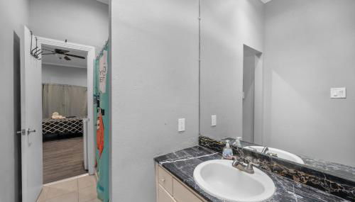 Modern & Chic Montrose Studio - Prime Location & Free Parking - Foto 3