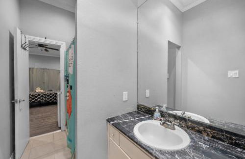 Modern & Chic Montrose Studio - Prime Location & Free Parking - Foto 3