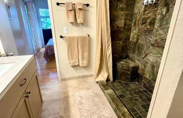 Beachfront 1 Bedroom Condo with Private Beach, Pool, Hot Tub - Foto 19