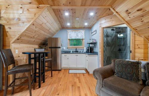 Couples Carriage House Retreat-Wineries & Hiking - Foto 6