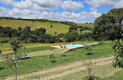 Chalés Vila Carrancas - Ao lado do centro com piscina, cozinha completa e muita tranquilidade - Foto 40