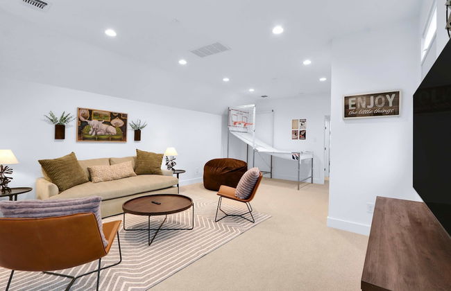 Chic Modern Farm Haus - Minutes to Everything - Foto 27