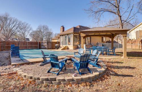 3,000-Sq-Ft Group Getaway with Pool Near Kansas City - Foto 1