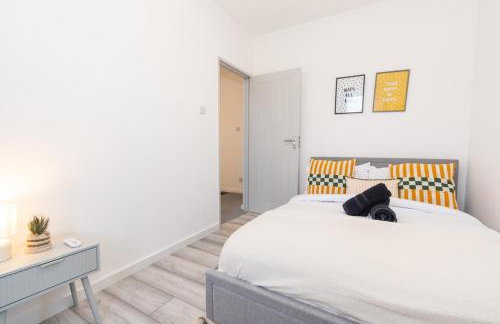 Amanah Properties - Elegant 4-Bedroom Home in Wembley with Parking, Perfect for Contractors - Foto 15