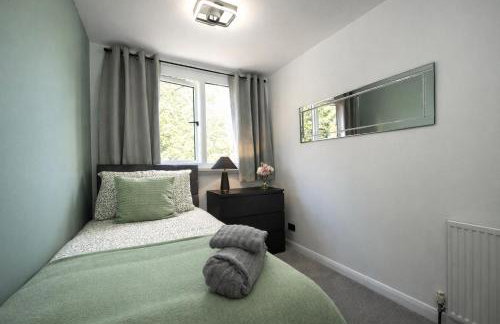 Stylish 4 Bed House, Free Parking, Close to M4 Newport - Foto 34
