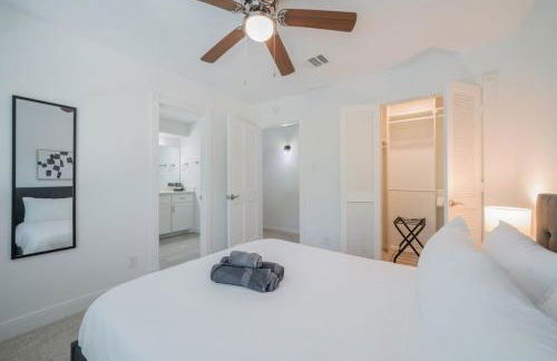 Bright and Spacious Home for w Pool -over 30 Nights- - Foto 39