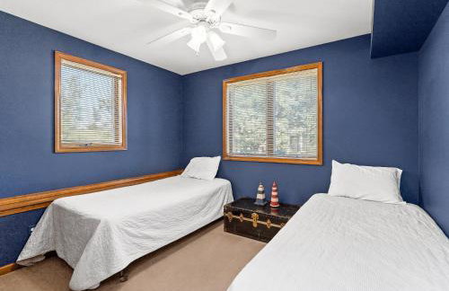 Experience lakeside luxury at Sunset Cove, a spacious 5-bedroom home - Foto 13