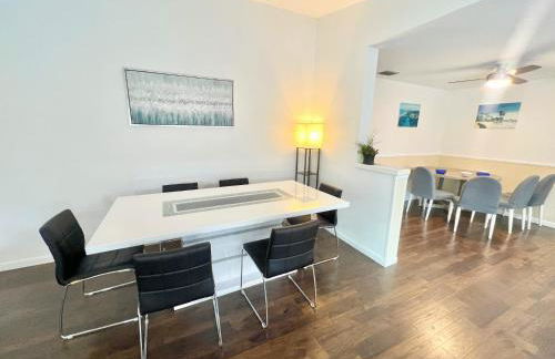 Dream Vacation Home w Heated Pool Close to Beaches Clearwater St Pete Quiet with Big Backyard - Foto 27