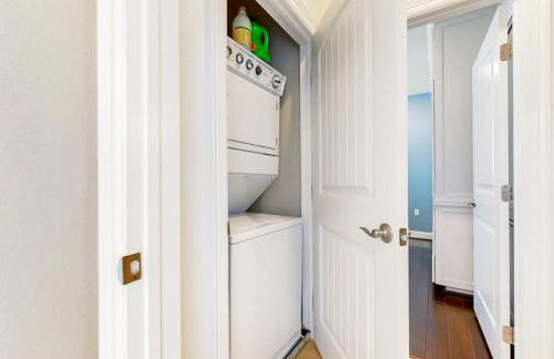 Water-View Condo with Balcony, Smart TVs, Washer/Dryer and Pool - Foto 24