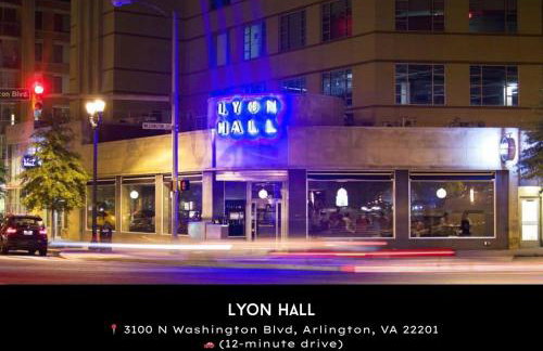 Charming 4BR Retreat in Arlington Sleeps 12 NearDC - Foto 49