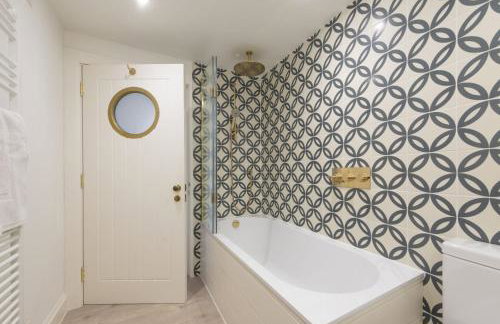 Emerald - Stunning Views - Free Parking and WiFi - Coffee Machine - Foto 22