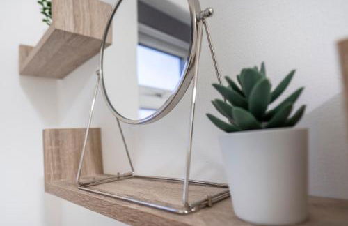 Modern Apartment -Free Parking - by Holiday Homes - Foto 24