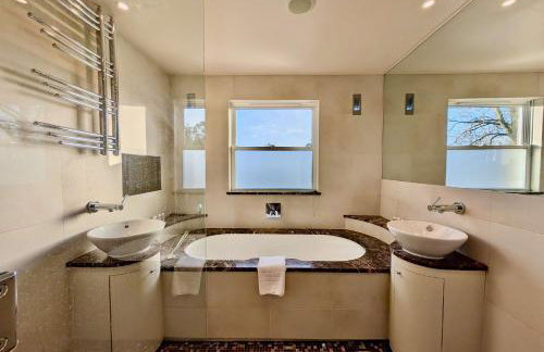 Stunning 4 Bedroom House in Old Windsor Perfect for Families & Groups - Foto 24