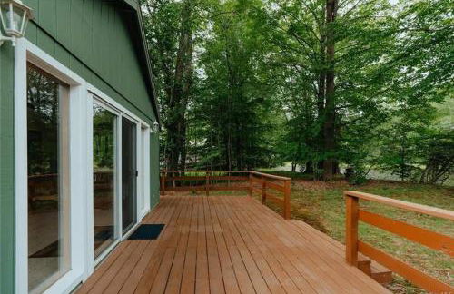 Lakefront with Lots of Light and Private Dock Access - Foto 26