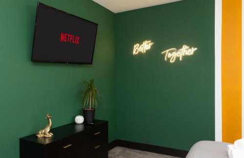 Spacious Luxury Villas in the heart of LA! Free parking and Jacuzzi - Photo 30