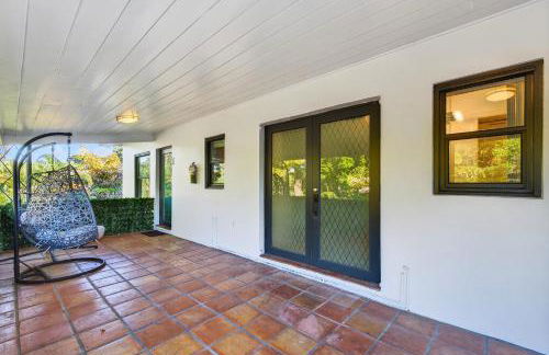 Sunny 2-Bedroom Miami Retreat with a Bright, Spacious Living Area & Relaxing Outdoor Seating - Foto 17