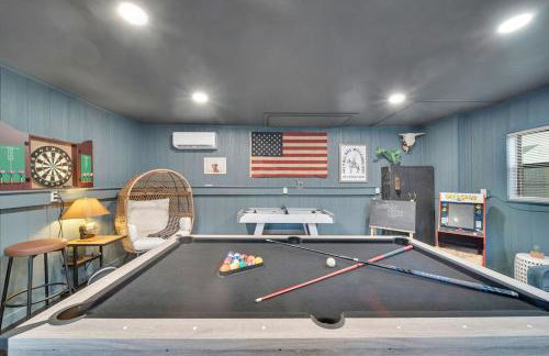 Fully Restored cottage, AMAZING game room, hot tub - Foto 50