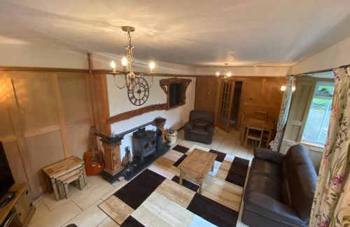 Country Cottage Sleeps 6 w/ Hot Tub & Dog-friendly - Foto 28