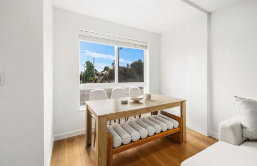 NEW! Central Ballard 3BR Townhome Fits 8 Free Parking AC Family Friendly - Foto 12