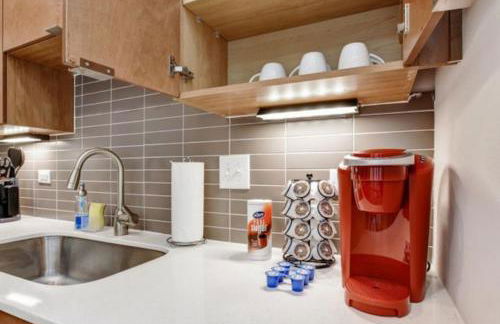 Vibrant Downtown Studio Wifi Pool Gym - Photo 20