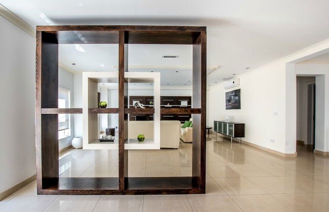 Bright, Spacious and Right in the Center - Foto 21