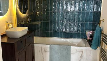 A Modern Classic 2 bed apartment by Graves Park - Foto 5, towels, Shower