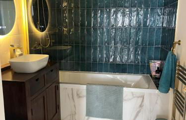 A Modern Classic 2 bed apartment by Graves Park - Foto 5