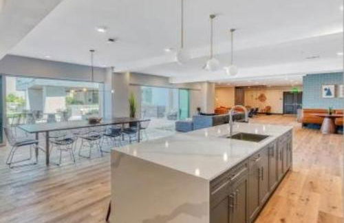 Lux North Park Gem King Beds Workspaces Parking - Foto 3