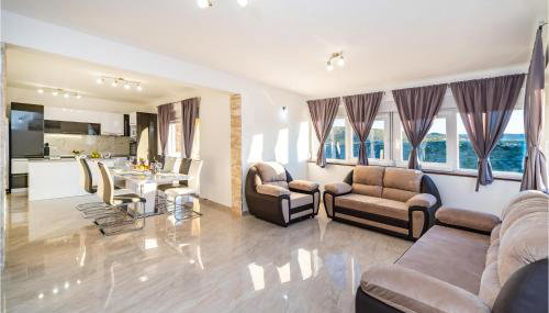 Awesome Home In Modric - Foto 2