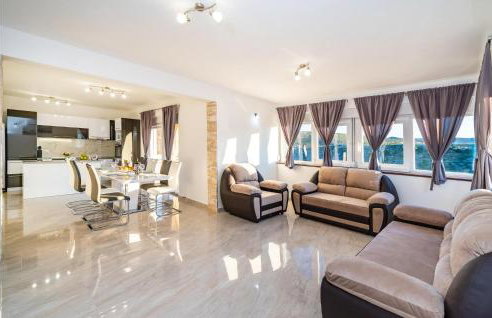 Awesome Home In Modric - Photo 2