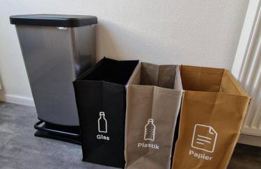 C4S COME4STAY Altötting - 3-Zi Whg I Zentrale Lage I Parkplatz I Balkon I WIFI I SmartTV I 1 Kingsize, 1 Queensize Bett I Office Arbeitsplatz I Wohnbereich mit Couch und Essbereich I voll ausgestattete Küche I Nespresso - Foto 11