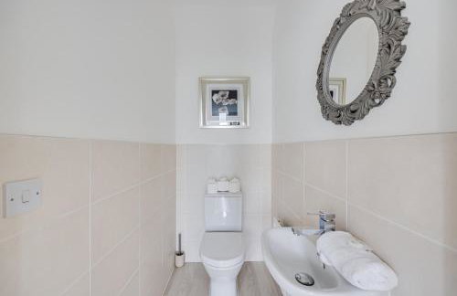 Detached 4 Bedroom 2 Bathroom House - Driveway Parking, Fast WiFi and Smart TV by Yoko Property - Foto 28