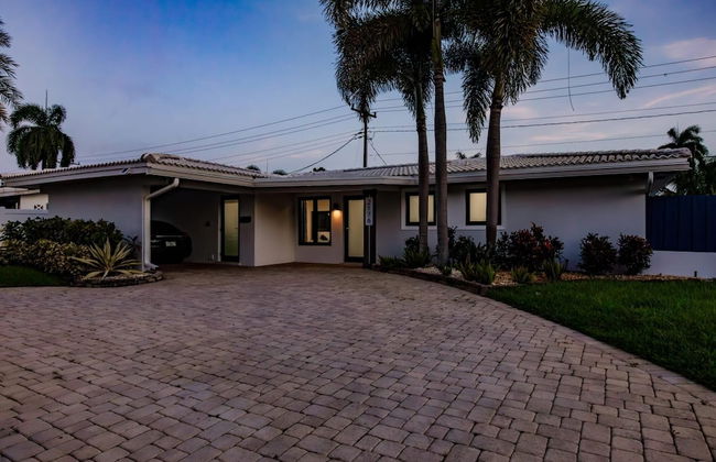 Modern Spacious Home With Pool Jacuzzi - Photo 42