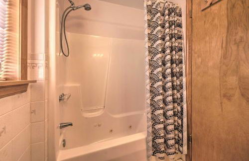 Private Hot Tub and Fireplace Poconos Home! - Foto 22