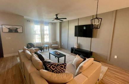 Loop, New Luxurious Large 3BR House, Sleeps 11 with Free Parking - Photo 6